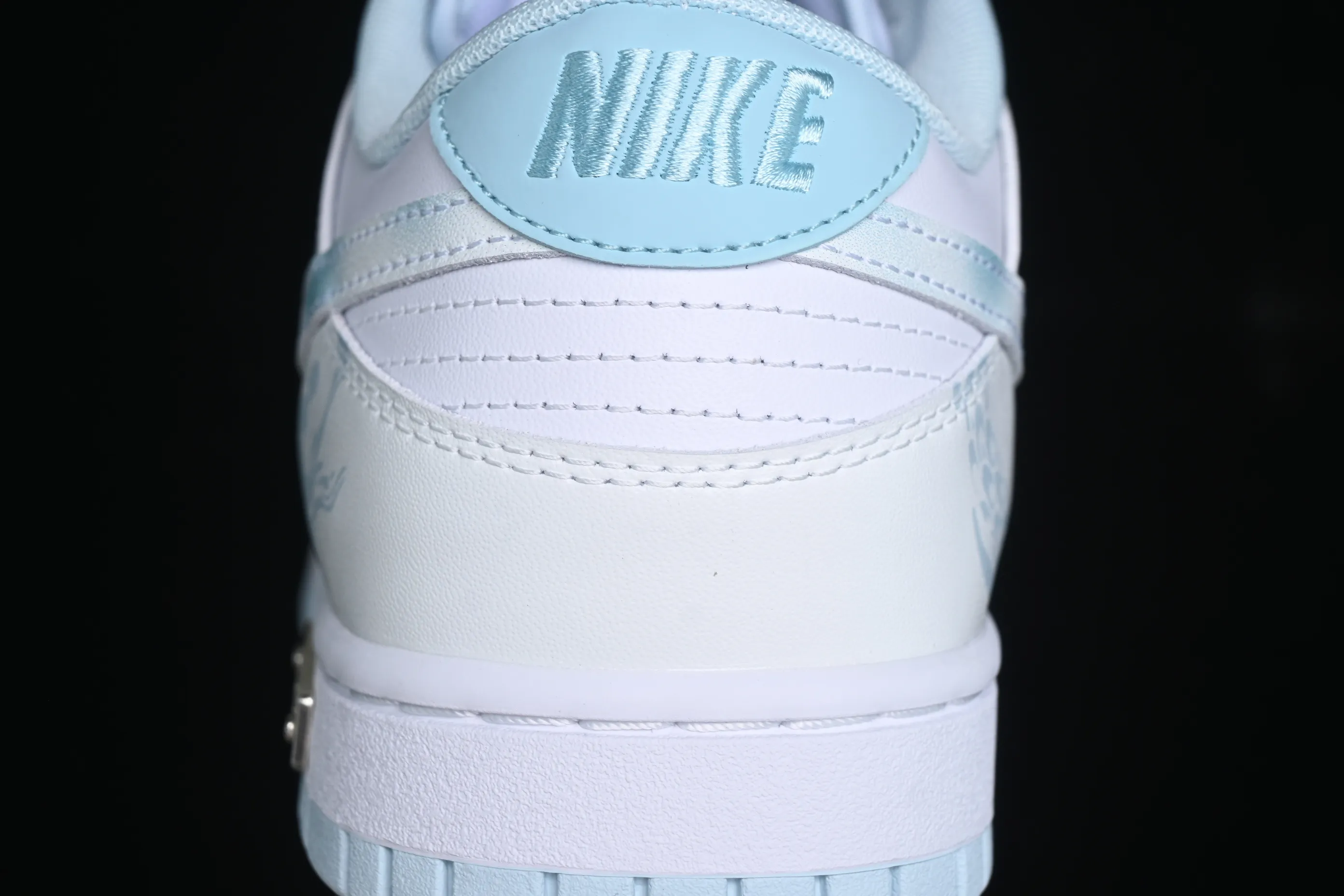 All Categories Nk SB Dunk Series Nk SB Dunk Low Low-top sneakers Nk Dunk low Year of the Dragon Limited Royal Dragon Blue and White White and Blue New Chinese style Low-top casual sneakers DV0833-104